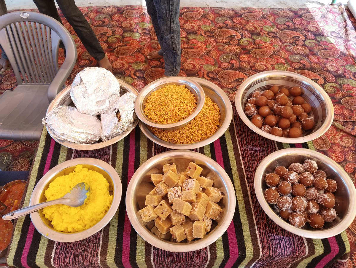 Musafir_921's tweet photo. ।। जिमो सा 😋🤌✨
भाई जी की #सगाई 💍 💗
#Todaypic 📸 https://t.co/GyLaqYuAiU
