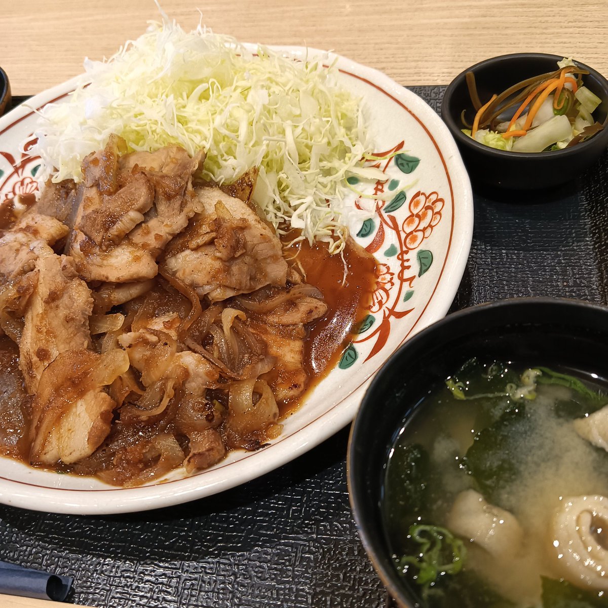 お疲れ様です
8:45→9:00(−400)
9:00→10:00(下ヒゲ400)
10:00→11:00(上ヒゲ250)
その後　(400幅レンジ)

見てるだけ∼

今週の学び
◯木曜日(寄付750)GDパターン時
◯月曜日(寄付2200)GD
　→上昇への転換点
次回に活かせるかな∼w

↓生姜焼き定食　
「キャベツをタレに浸けてどうぞ」
美味しい