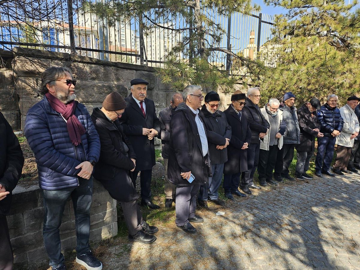 Büyük dava adamı Galip Erdem vefat yıl dönümünde kabri başında dualarla anıldı.