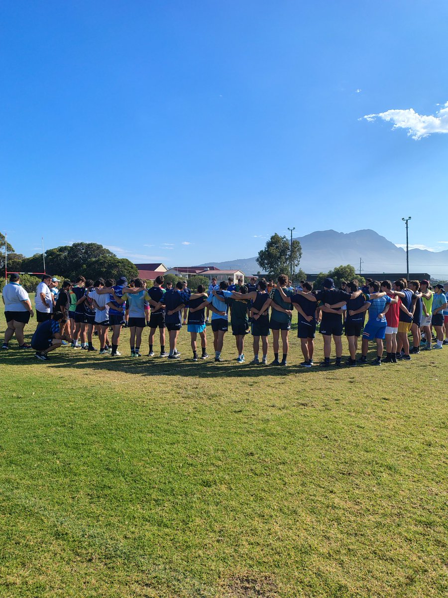 Última práctica en Somerset West .
Histórico!  mañana jugamos con 5 planteles ante <a href="/DurbellRFC/">Durbell Rugby Club</a> 
A partir de la 12 hs .

#QLSG #CRAIdeGira .