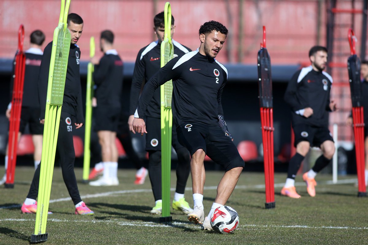 ucuncusayfa06's tweet photo. Gençlerbirliği:nde Beşiktaş seferberliği https://t.co/6r2pKJM7iN
@kirmizikara
#Başkent #Beşiktaş #macbre #Gençlerbirliği https://t.co/s4KANDQRzL