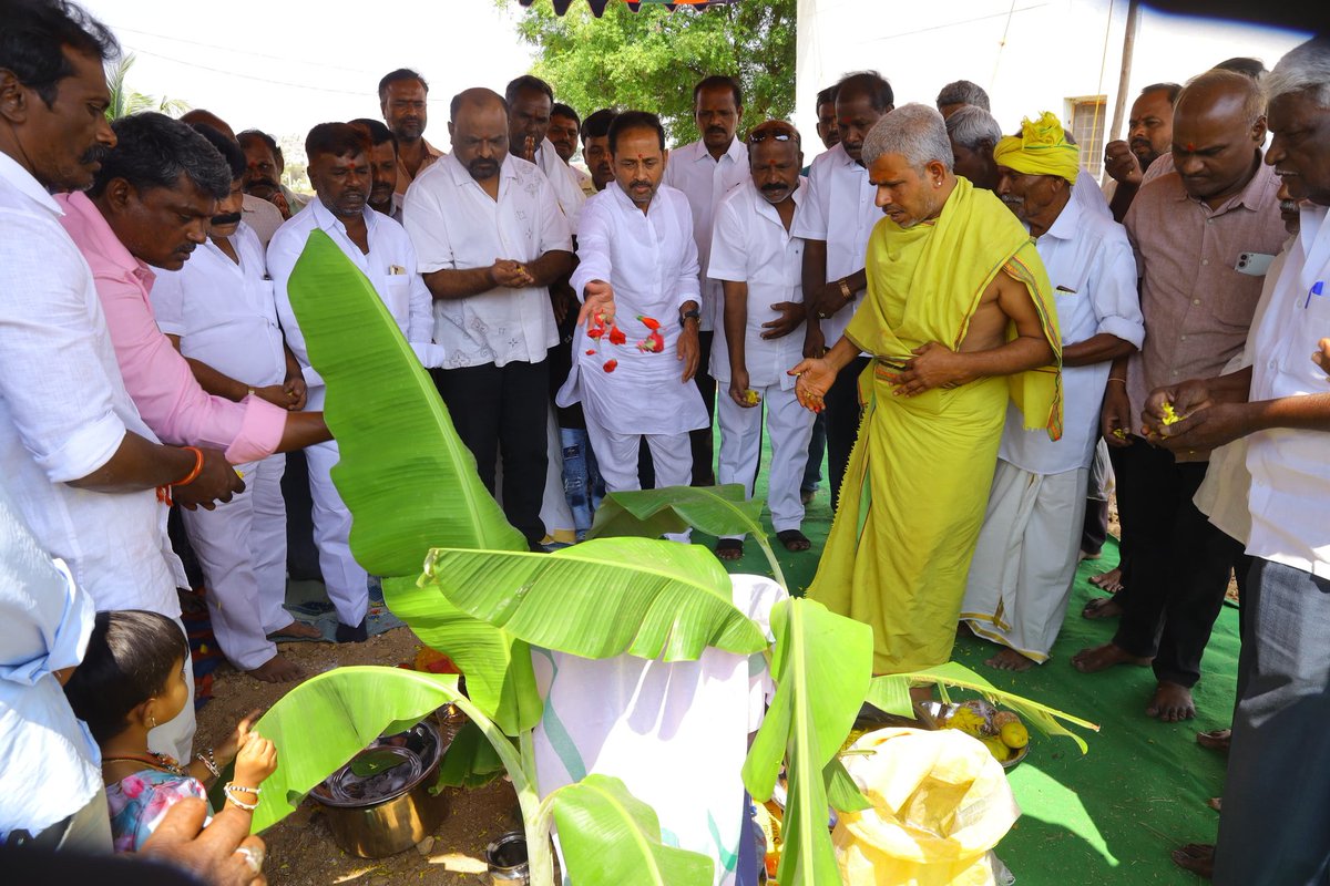 TdpKandikunta's tweet photo. కదిరి పట్టణం తుమ్మల రోడ్డు అమరావతి దగ్గర నూతనంగా నిర్వహించబోతున్న శ్రీ శ్రీ వరసిద్ధి వినాయక గుడి నిర్మాణానికి భూమి పూజ కార్యక్రమంలో ముఖ్యఅతిథిగా పాల్గొని ప్రత్యేక పూజలు చేసి అనంతరం పనులను ప్రారంభించాను.
#temple
#KADIRI 
#kandikuntavenkataprasad https://t.co/PnKBEvWMRs