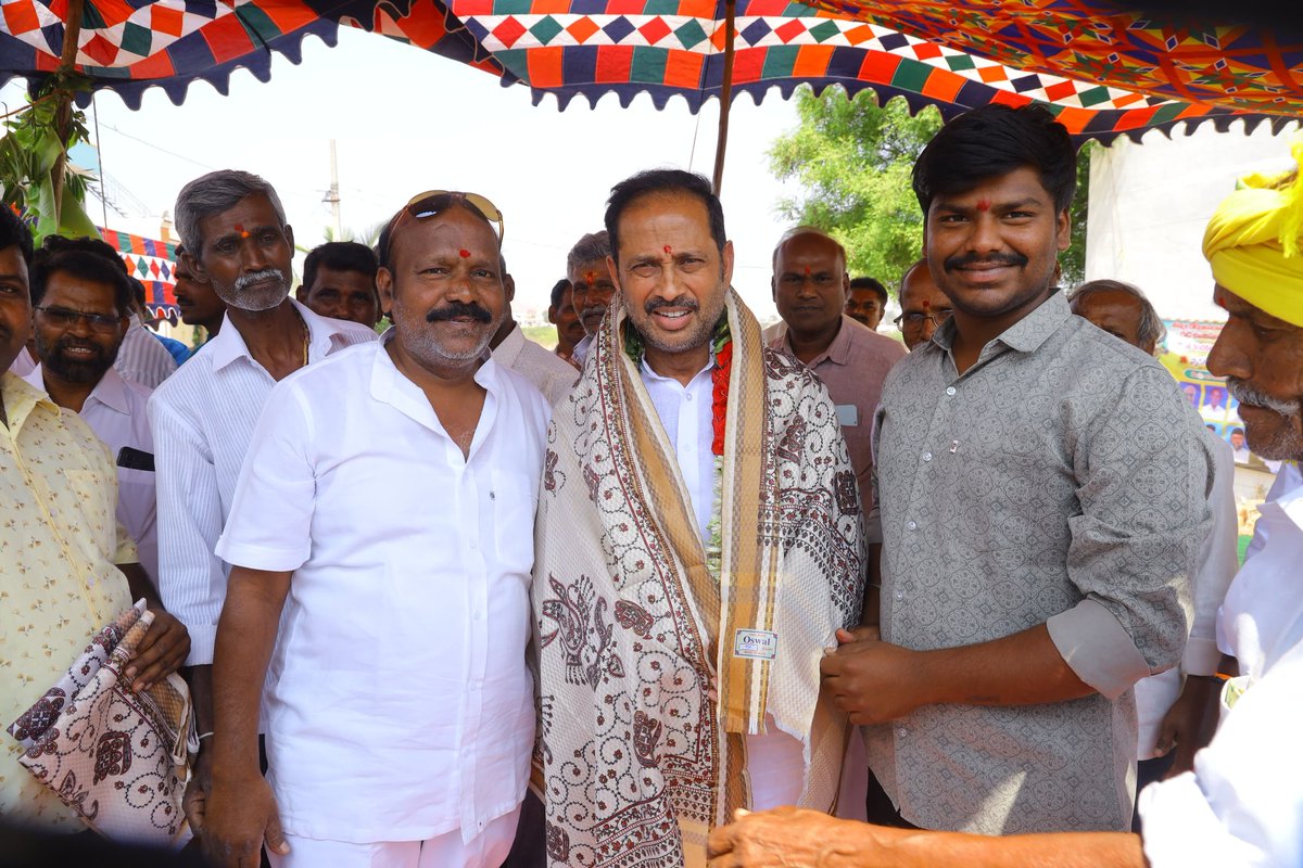 TdpKandikunta's tweet photo. కదిరి పట్టణం తుమ్మల రోడ్డు అమరావతి దగ్గర నూతనంగా నిర్వహించబోతున్న శ్రీ శ్రీ వరసిద్ధి వినాయక గుడి నిర్మాణానికి భూమి పూజ కార్యక్రమంలో ముఖ్యఅతిథిగా పాల్గొని ప్రత్యేక పూజలు చేసి అనంతరం పనులను ప్రారంభించాను.
#temple
#KADIRI 
#kandikuntavenkataprasad https://t.co/PnKBEvWMRs