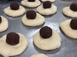 #岩田剛典 さんの一言から
生まれたDISMメモリーパン🍞

実はひとつひとつ丁寧に手作業で作っています👩‍🍳
・生地をミキシング ・こね上げて生地を分割 ・餡を丸く包む ・ふっくら焼き上げ

細かい工程を重ねて完成します✨

4/8より順次お届け予定です📦
お楽しみにお待ちください！