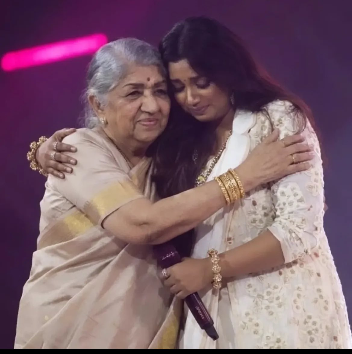 I don’t know who edited this picture, but I really liked it.”😊

Even if this moment is imagined by AI, it beautifully captures a feeling we all wish to experience a blessing filled with love and respect.🥹

When greatness recognizes greatnes!!!
 <a href="/shreyaghoshal/">Shreya Ghoshal</a>