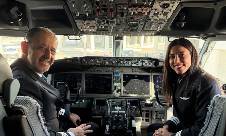 ahmetorsoglu's tweet photo. Havadan harika bir haber!
42 yıllık pilot Ali Akman Sarıhan, son uçuşunu ilk seferine çıkan kızı Cemresu Sarıhan ile yaptı.
@SunExpress https://t.co/md0kKxfWX0