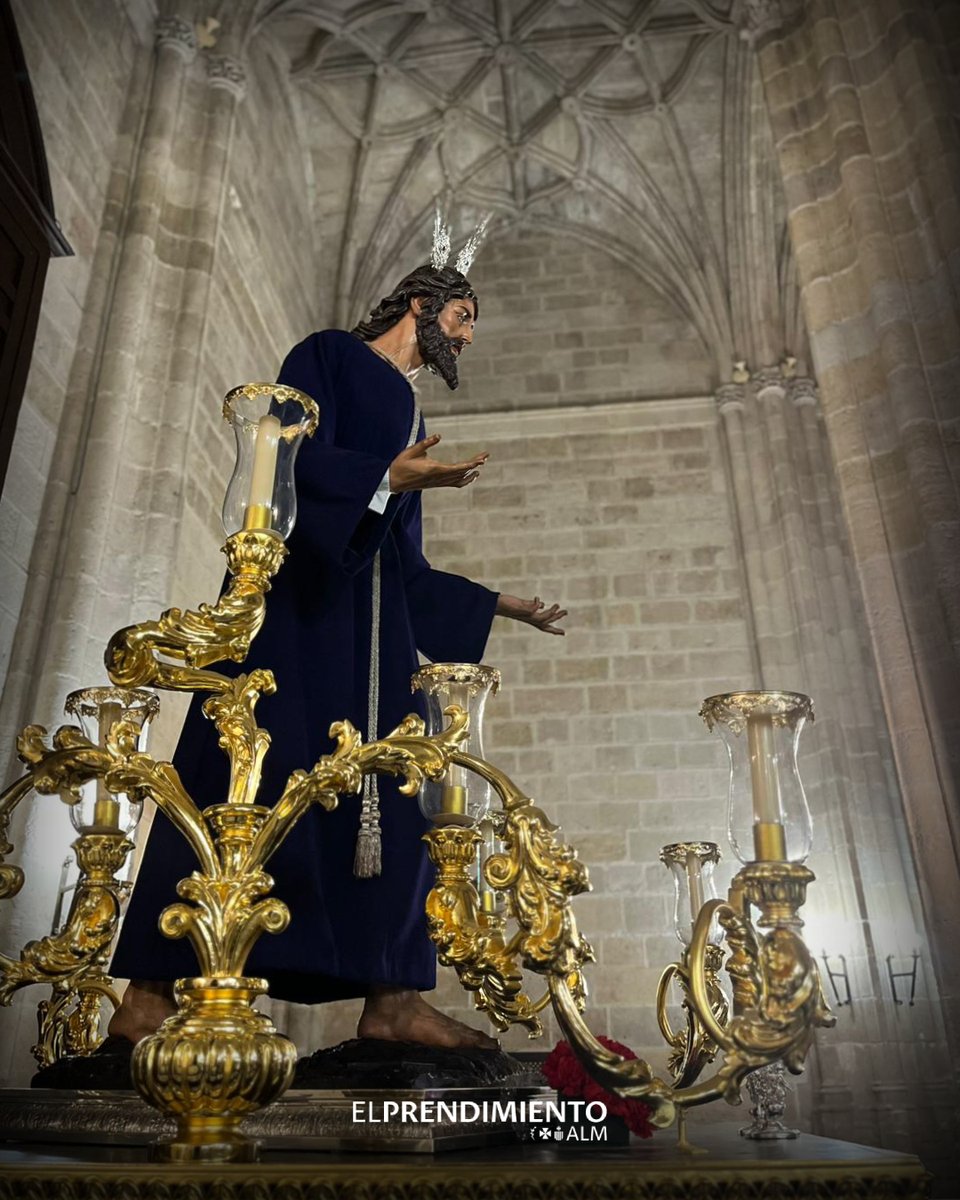 PrendimientoAlm's tweet photo. 🔵 #elDetalle | Las andas, obra de Francisco Verdugo (@francisverdugo1) en la talla y doradas por Enrique Castellanos en 2022, se completan en esta ocasión, con los candelabros de guardabrisa laterales del paso de misterio, obra también de ambos artesanos. 

#elPrendimiento26 https://t.co/CiW2vicb3k