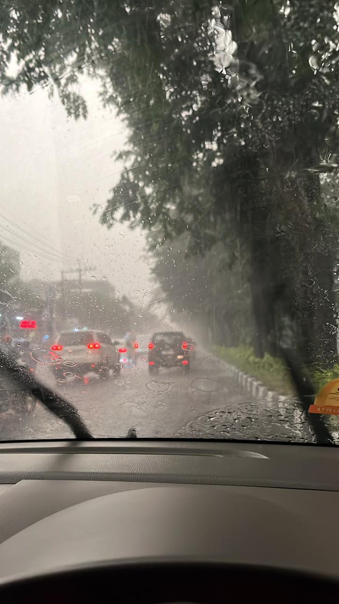 suroboyo ni boss siang panas sore ujan badai ✌️🙈