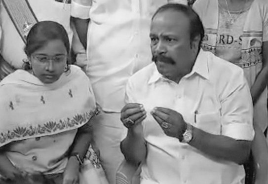 newstribuneTN's tweet image. *"ஆகாஷ் உடலில் 28 இடங்களில் காயம்" -பிரேதப் பரிசோதனை அறிக்கையில் தகவல்_  மூளையில் ரத்தக்கசிவு."

*ஆகாஷ் குடும்பத்திற்கு அரசு சார்பில் ரூ.6 லட்சம் நிதி உதவியை அமைச்சர் பெரியகருப்பன் வழங்கினார்*
#LockupDeath  #Aakash #Tamilnadugovt