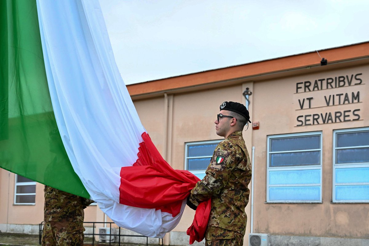 Esercito's tweet image. Il Capo di SM dell'#Esercito, Gen. C.A. Carmine #Masiello, alla consegna del basco ai #VFI Operatori Logistici di Sanità: “È un momento solenne e importante della vostra vita #militare, ed è per questo che oggi sono qui. Sarà la forza delle relazioni umane, insieme ai #valori