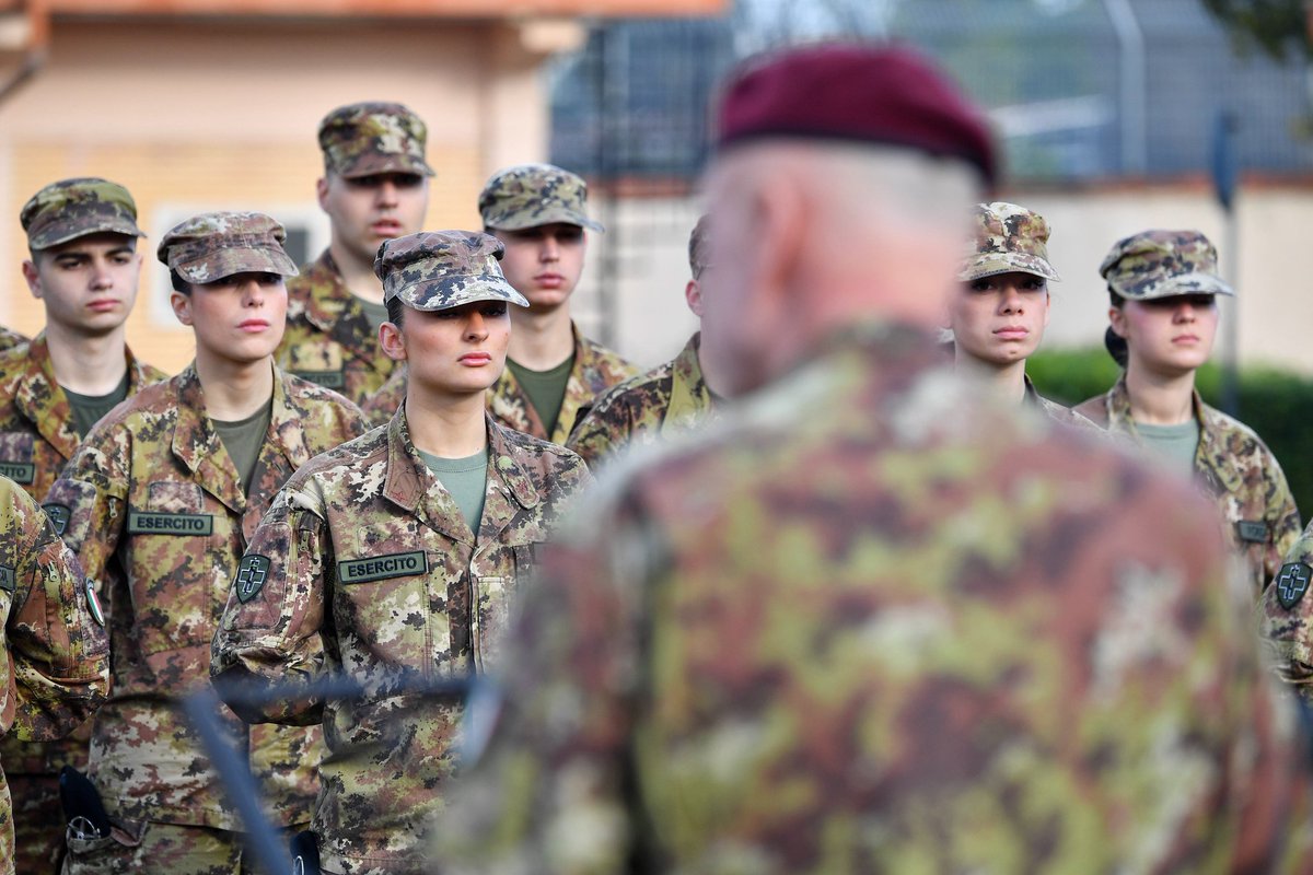 Esercito's tweet image. Il Capo di SM dell'#Esercito, Gen. C.A. Carmine #Masiello, alla consegna del basco ai #VFI Operatori Logistici di Sanità: “È un momento solenne e importante della vostra vita #militare, ed è per questo che oggi sono qui. Sarà la forza delle relazioni umane, insieme ai #valori