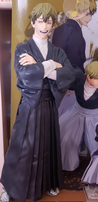 まねきねこでゲットした伏黒と、クレーンゲーム景品の直哉 やっぱフィギュアってあらゆるグッズの中でも手に入れると満たされるわ。この直哉めっちゃデカいかんな 来月?も新しいの出るんでしょ?くぅ〜〜〜
