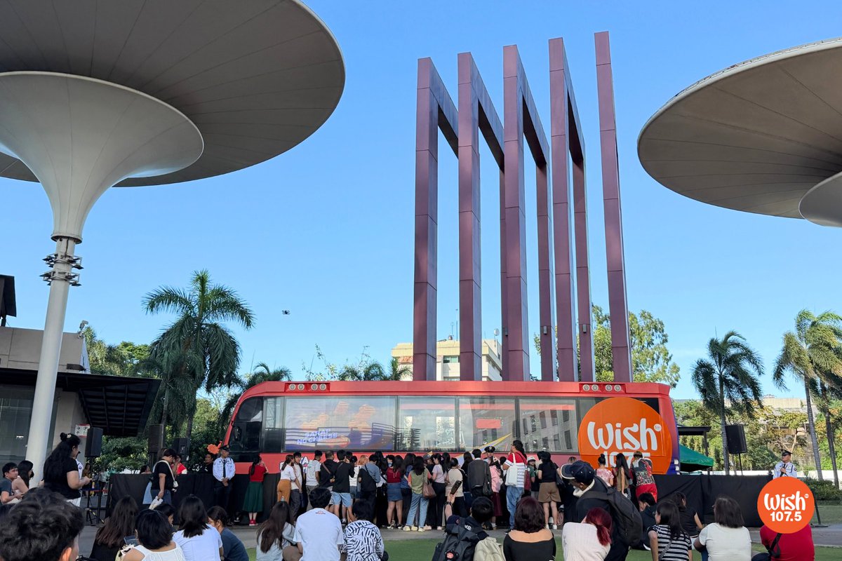 wish1075's tweet photo. The Wish 107.5 Bus is now parked at Eton Centris (Activity Center) for today’s Roadshow — powered by Magic Crackers! 🚌⚡
#BastaBreaktimeMagic #WishKongBreaktimeWithMagic https://t.co/QhW4wIDq9P