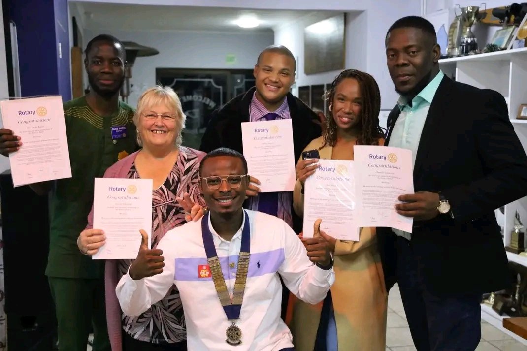 shoki_sdgs's tweet photo. #RotaractWeek
I joined Rotaract during the difficult period of the COVID-19, in the Rotary year guided by the theme: Rotary Open Opportunities,
Then i served as president under the theme: Serve to Change Lives.
At the time, I thought the theme was about transforming communities https://t.co/0qwGvezJc7