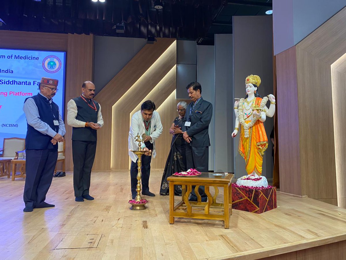 AIIA_NDelhi's tweet image. राष्ट्रीय स्तर की कार्यशाला “संशाधिनी ” का आयोजन नेशनल कमीशन फॉर इंडियन सिस्टम ऑफ मेडिसिन (NCISM),#AIIA, नई दिल्ली तथा हैदराबाद विश्वविद्यालय के संस्कृत अध्ययन विभाग के संयुक्त तत्वावधान में किया जा रहा है ।