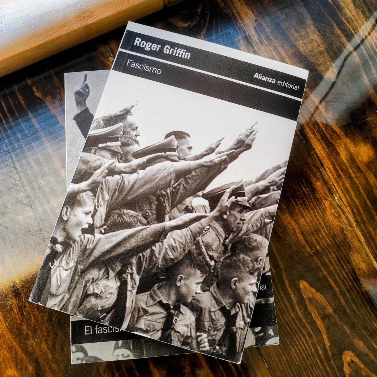 LibrosdHistoria's tweet photo. «Fascismo», de Roger Griffin.
➡️ Consíguelo en https://t.co/aQitolfkyy ⬅️

A menudo hablamos del fascismo como si fuese un fenómeno encerrado en los años treinta, una anomalía histórica ligada a Mussolini o Hitler. Pero el historiador Roger Griffin lleva décadas insistiendo en que el fascismo no fue solo un régimen englobado en un periodo concreto, sino una poderosa idea política que reaparece bajo nuevas formas.

En «Fascismo», Griffin analiza ese núcleo ideológico, la promesa de un renacimiento nacional tras una supuesta decadencia, que alimentó muchos movimientos del siglo XX. Un fascinante ensayo que se aleja de la crónica histórica, y que sirve de herramienta para entender cómo ciertos discursos, cuando una sociedad se siente humillada o perdida, pueden volver a ganar fuerza.

Leerlo hoy resulta inevitablemente perturbador. No porque la historia se repita, sino porque algunas palabras, algunos gestos y algunas promesas empiezan a sonar demasiado familiares.

«Fascismo», de Roger Griffin.
➡️ Consíguelo en https://t.co/aQitolfkyy ⬅️

Publicado por @alianza_ed