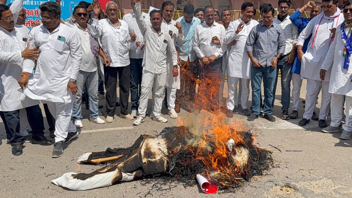 MoondRajendra's tweet photo. बीकानेर: महंगाई व गैस किल्लत के खिलाफ हल्ला बोल!
केंद्र की नीतियों से रसोई का बजट बिगड़ गया है। आज जिला कांग्रेस कमेटी (देहात + शहर) ने कलेक्ट्रेट पर चूल्हा जलाकर जोरदार प्रदर्शन किया। जनता का सीधा सवाल— महंगाई कब तक? गैस कब मिलेगी? 
@INCRajasthan
 #LPGPriceHike #Congress https://t.co/abR2APL0hY
