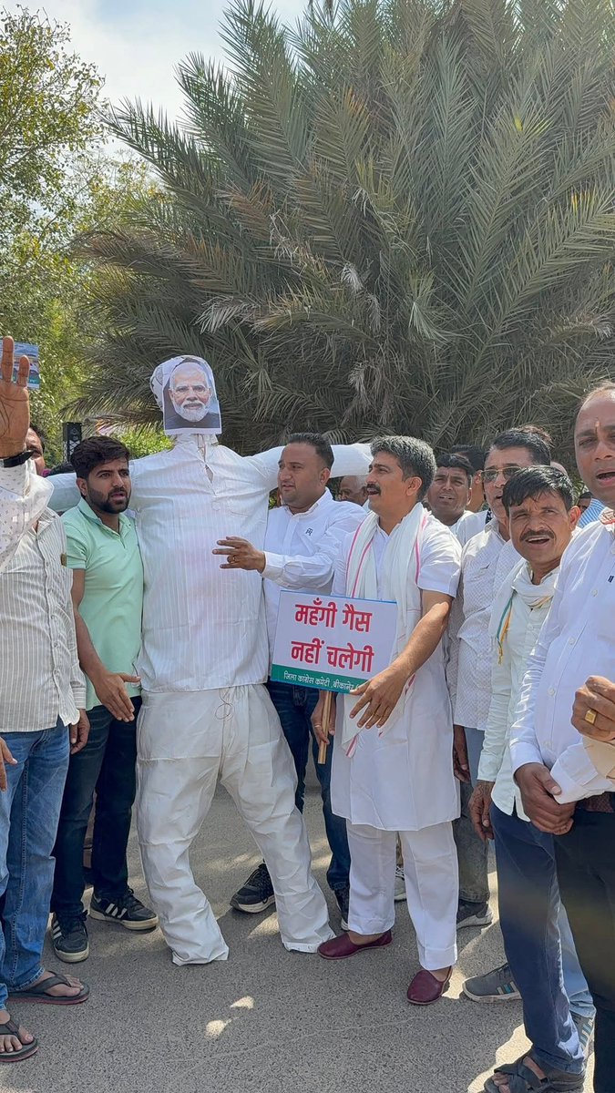 MoondRajendra's tweet photo. बीकानेर: महंगाई व गैस किल्लत के खिलाफ हल्ला बोल!
केंद्र की नीतियों से रसोई का बजट बिगड़ गया है। आज जिला कांग्रेस कमेटी (देहात + शहर) ने कलेक्ट्रेट पर चूल्हा जलाकर जोरदार प्रदर्शन किया। जनता का सीधा सवाल— महंगाई कब तक? गैस कब मिलेगी? 
@INCRajasthan
 #LPGPriceHike #Congress https://t.co/abR2APL0hY