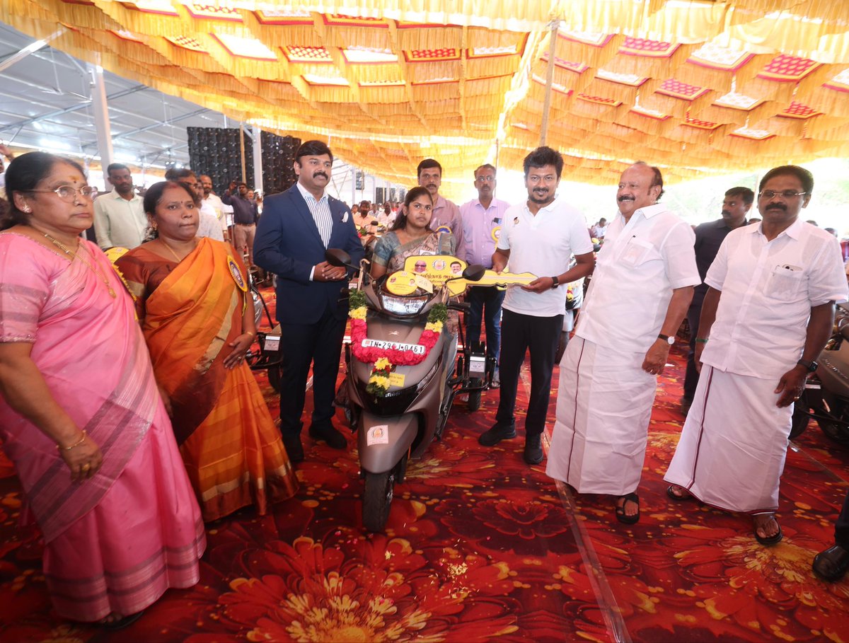 Udhaystalin's tweet photo. சாதனைத் திட்டங்களால் புதிய சரித்திரம் படைத்து வரும் மாண்புமிகு முதலமைச்சர் @mkstalin அவர்களின் வழிகாட்டுதலின்படி,

தர்மபுரியில் இன்றைய தினம் நடைபெற்ற அரசு விழாவில் சுமார் 29 ஆயிரம் பயனாளிகளுக்கு ரூ.255 கோடி மதிப்பிலான நலத்திட்ட உதவிகளை இன்று வழங்கினோம்.

மேலும் ரூ.15.39 கோடி மதிப்பிலான 33 முடிவுற்ற திட்டங்களை தொடங்கி வைத்து, ரூ.33.96 கோடி மதிப்பிலான புதிய திட்டங்களுக்கு அடிக்கல் நாட்டினோம்.

தருமபுரி மாவட்டத்தின் வளர்ச்சிக்கு என்றும் துணை நிற்போம். 

நலத்திட்ட உதவிகளை பெற்ற பொதுமக்களுக்கு என் அன்பும், வாழ்த்தும்.

@MRKPanneer @r_sakkarapani #AManiMP