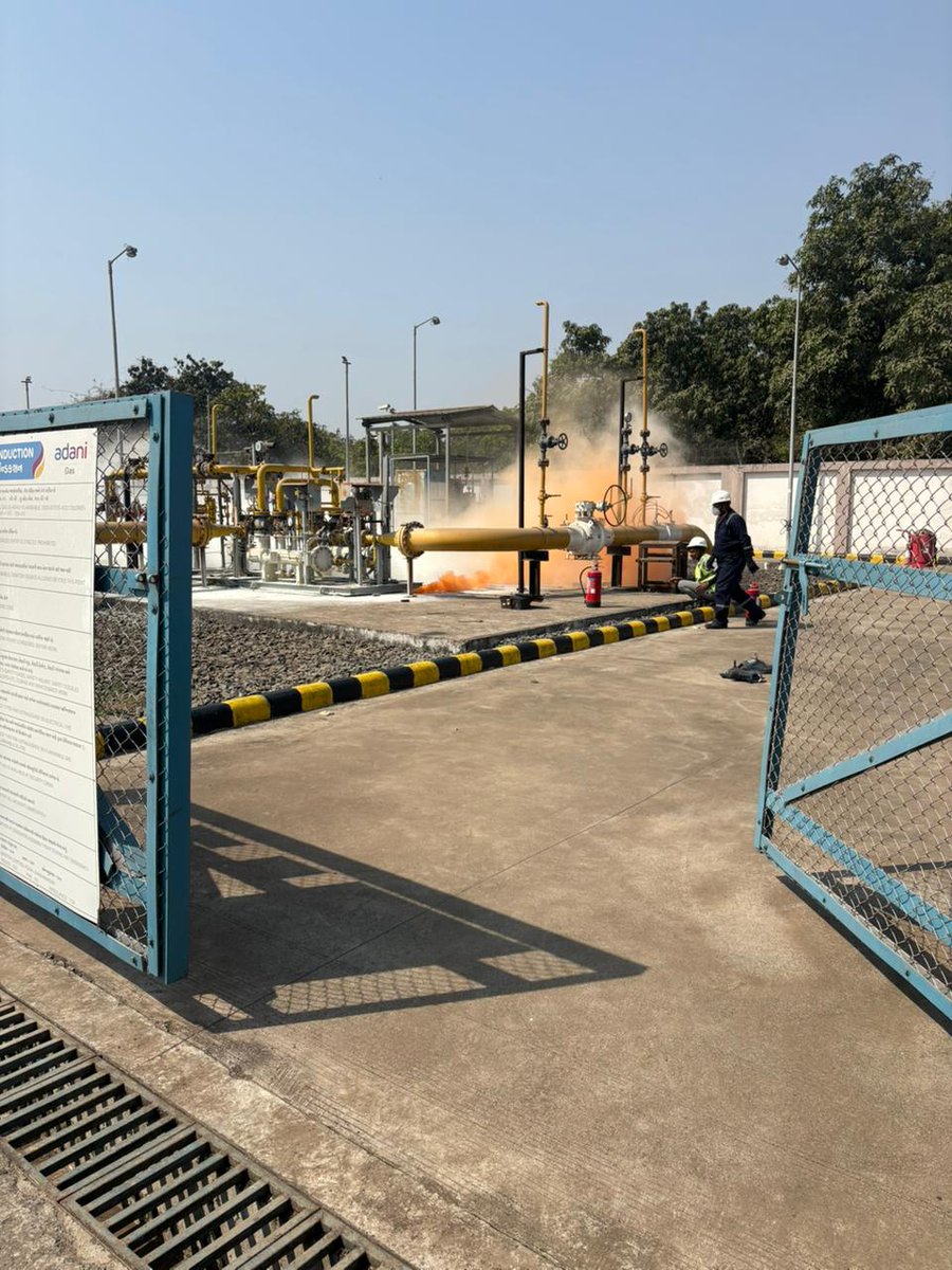 તા.૧૩/૦૩/૨૦૨૬ના રોજ મહુવા તાલુકાના બુધલેશ્વર ગામ ખાતે આવેલ અદાણી ગેસ સ્ટેશન પર આગ લાગ્યાની ઘટના અંગે બારડોલી વહીવટી તંત્રની ફાયર, આરોગ્ય તથા પોલીસની ટીમ દ્વારા તાત્કાલિક કામગીરી હાથ ધરવામાં આવી હતી. આ દરમિયાન વહીવટી તંત્ર દ્વારા સમગ્ર ઘટનાને મોકડ્રિલ તરીકે જાહેર કરવામાં આવી હતી.