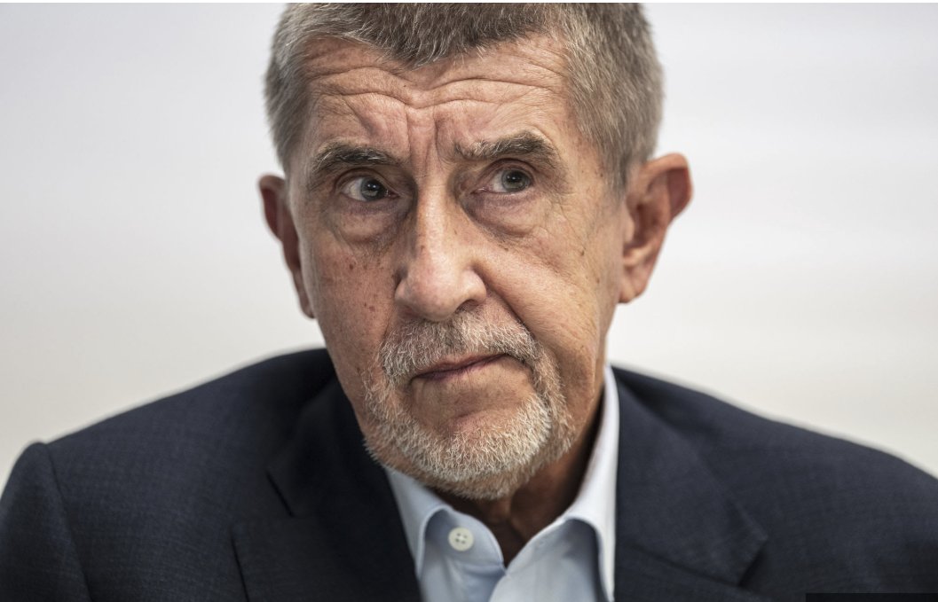 Libpod's tweet photo. Co jsi o něm skutečně myslím, aneb jak by mohlo být vše jinak. 
Andrej Babiš kdysi sám sebe pojmenoval jako „urputné hovado“ – a přesně v tom je skrytá tragikomičnost jeho příběhu. Síla, která by v jiném nastavení mohla zemi přiblížit Švýcarsku, se místo toho opřela o budování vlastního impéria a ohýbání státu kolem sebe.
Urputnost jako dar i hrozba
Babiš není líný, není hloupý a rozhodně není pasivní – naopak, patří k nejvýkonnějším figurám českého veřejného a podnikatelského života posledních třiceti let. Umí systematicky budovat struktury, skupovat firmy, integrovat je do většího celku a prosazovat své zájmy s neúnavnou vytrvalostí. Takový typ člověka, kdyby svou obsesi přesměroval z privátního impéria na stát, by mohl být motorem radikální modernizace, boje s byrokracií, úniky peněz i technologického zaostávání.
Jenže urputnost je hodnotově neutrální – je to jen síla motoru, ne směrník. Bez vnitřních hranic a jasného veřejného étosu se z ní stává buldozer, který neodklízí překážky pro všechny, ale projíždí si cestu k vlastnímu dvoru. V tom tkví hlavní paradox: osobnost, která by v určitém morálním nastavení mohla být státnickým benefitem, je ve skutečném nastavení spíš strukturální hrozbou.
Impérium místo státu
Agrofert nevyrostl omylem ani náhodou; jde o učebnicový příklad systematického dobývání ekonomického prostoru – od zemědělství přes potravinářství až k médiím. To samo o sobě ještě není zločin ani morální selhání; problém přichází ve chvíli, kdy se podnikatelské impérium spojí s politickou mocí premiéra či klíčového ministra financí. Tam, kde má být stát neutrálním rozhodčím, se z něj stává prodloužená ruka hráče, který má zároveň pod palcem pravidla, míč i tabuli se skóre.
Auditní zprávy a kritika Evropské komise opakovaně upozorňovaly na Babišův střet zájmů: na fakt, že i po formálním převedení Agrofertu do svěřenských fondů existuje ekonomické i faktické ovládání ze strany politika. Nejde jen o paragrafy, ale o atmosféru: občan se přestává ptát „co je nejlepší pro stát?“ a začíná si zvykat na otázku „co z toho má Babiš?“. Tím se nenápadně mění mentální nastavení celé společnosti – od důvěry ve férovou soutěž k cynismu a rezignaci.
Promarněná šance na „české Švýcarsko“
V představě „Babiš jako stavitel novodobého Švýcarska“ je kus velmi bolestné hypotézy. Člověk, který umí řídit konglomerát o stovkách firem a miliardových obratech, by v roli skutečně nestranného premiéra mohl tlačit na radikální zjednodušení daní, racionalizaci státní správy, investice do vzdělání a infrastruktury i přísnou kontrolu plýtvání. Mohl by corporate know‑how přenést do státu jako do „firmy všech občanů“, nikoliv jako do dodavatele dotací a zakázek pro vlastní skupinu.
Realita je však jiná: místo reputace země jako pevnosti transparentnosti a předvídatelnosti přichází nálepka státu, který se roky motá ve svých vnitřních sporech o střet zájmů premiéra či expremiéra. Švýcarsko si svou důvěryhodnost budovalo konsistentní politickou kulturou a dlouhodobým důrazem na stabilní pravidla; Česko mezitím sleduje, jak se pravidla ohýbají podle toho, kdo právě sedí u pultu s dotacemi a zákony.
„Urputné hovado“ jako zrcadlo národa
Když se Babiš označí za „urputné hovado“, není to jen osobní póza – je to i nepříjemné zrcadlo společnosti. V zemi, kde se dlouhodobě toleruje „nějak se to vohne“, kde je krátkodobý zisk často ceněn víc než dlouhodobá důvěra, se logicky prosadí právě takový typ člověka: tvrdý, bezohledně vytrvalý, schopný oslovit frustraci i apatii.
To skutečně smutné není jen v samotném Babišovi, ale v tom, že velká část národa byla ochotná směnit představu „manažera, co to zařídí“ za postupnou erozi principu, že stát není firma jednoho muže. Škoda není jen v hypotetickém „zmařeném Švýcarsku“, ale v promarněné příležitosti ukázat, že urputnost, inteligence a energie mohou být v politice spojené s pokorou a službou, ne s kořistěním.