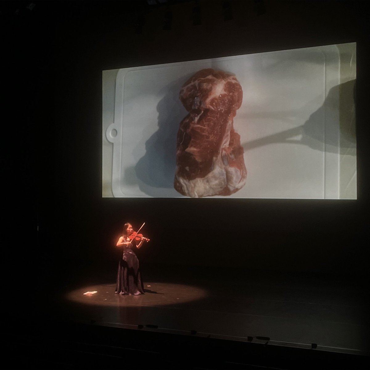 magfes_tanpen's tweet photo. 「加藤綾子」の場当たりが行われました！
作品の鍵を握るのは生肉。その大切な小道具を、明かりや映像でどう見せるのか、どこまで強調して見せるのかをスタッフの方々と一緒に探求していました。生肉が観客にとって何の象徴になっていくのか楽しみです！（鈴木） https://t.co/wtYMbI6H95