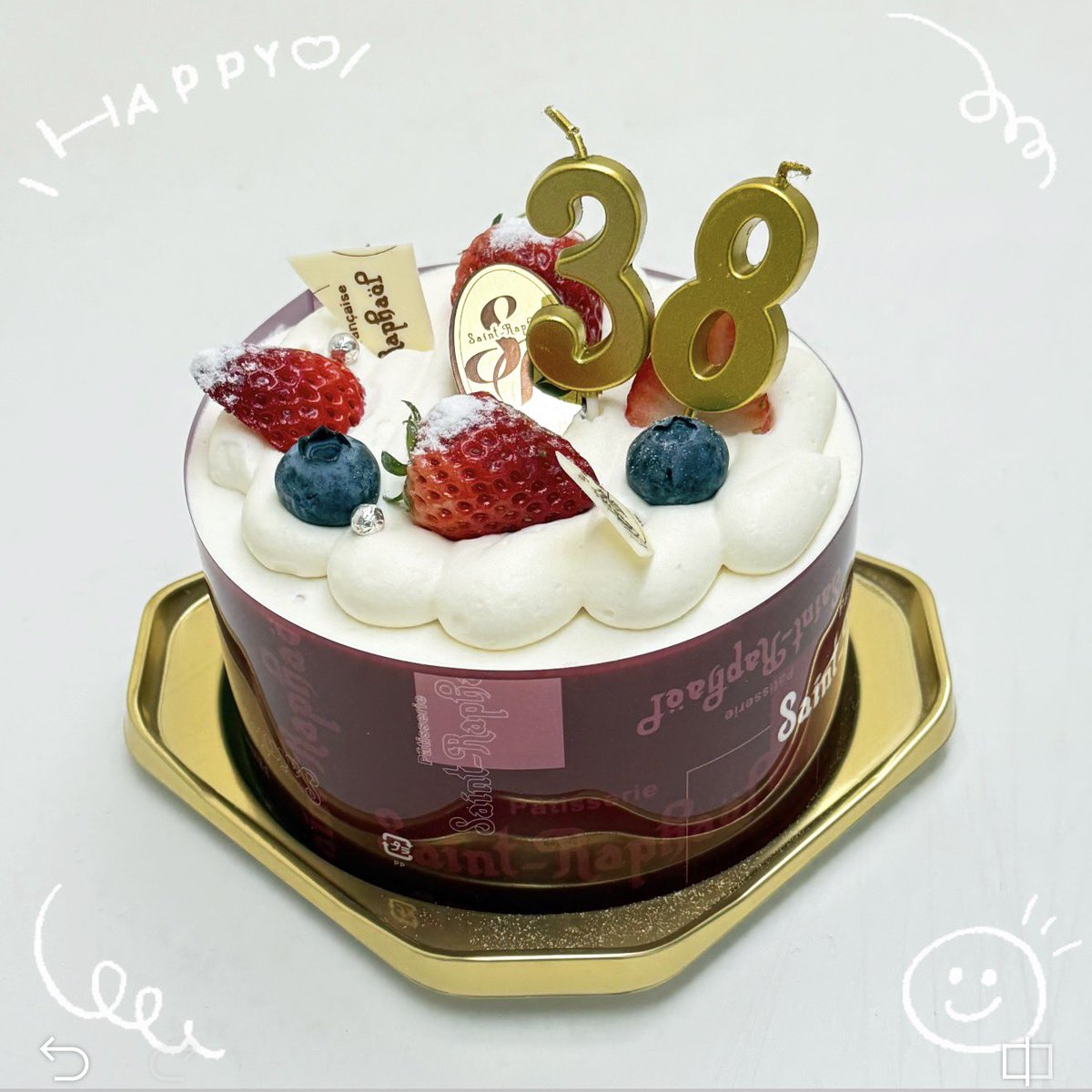 parkocas's tweet photo. 昨日は私の誕生日
息子から沢山のプレゼント🎁を貰った

ケーキもステキ✨
ローソクに愛を感じたねwww

#永遠の38才
#誕生日ケーキ https://t.co/WvJbIVhn0V