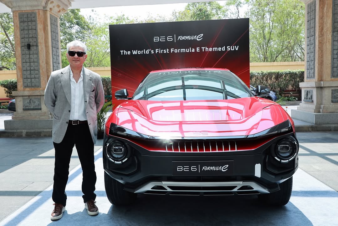 TFC_mass's tweet image. #AjithKumar took delivery of the Mahindra BE 6 Formula E Edition from Mr. Velusamy R, President.

Automotive Technology &amp;amp; Product Development, Mahindra. A moment that brought together two icons shaped by the world of motorsport.

#AjithKumarRacing #AK64