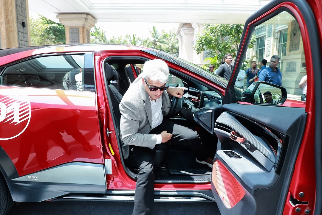 TFC_mass's tweet image. #AjithKumar took delivery of the Mahindra BE 6 Formula E Edition from Mr. Velusamy R, President.

Automotive Technology &amp;amp; Product Development, Mahindra. A moment that brought together two icons shaped by the world of motorsport.

#AjithKumarRacing #AK64