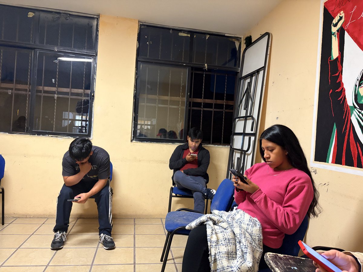 FNERRRSLP2's tweet photo. En la casa del estudiante "José Martí" los moradores se dieron cita para realizar una lectura acerca de la vida y obra de Karl Marx quien fuera el filósofo у luchador social más importantes de la historia en busca de una sociedad más justa.
#MarxVive ❤️🔥 ☭ ✯ https://t.co/72anG9huaI