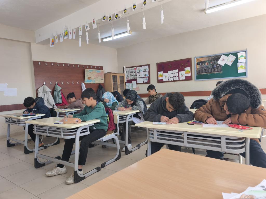 Yetkinlerk12's tweet photo. Ramazan ayı etkinlikleri kapsamında öğrencilerimizle birlikte maniler yazıp seslendirdik. Kültürümüzü ve Ramazan’ın manevi atmosferini yaşatan anlamlı bir etkinlik yaptık.
#MaarifinKalbindeRamazan
@tcmeb
@Yusuf__Tekin
@mardinilmem
@mazidagkaymakam 
@mazidagimem
@aydiner_sah https://t.co/AFt7fRawlo