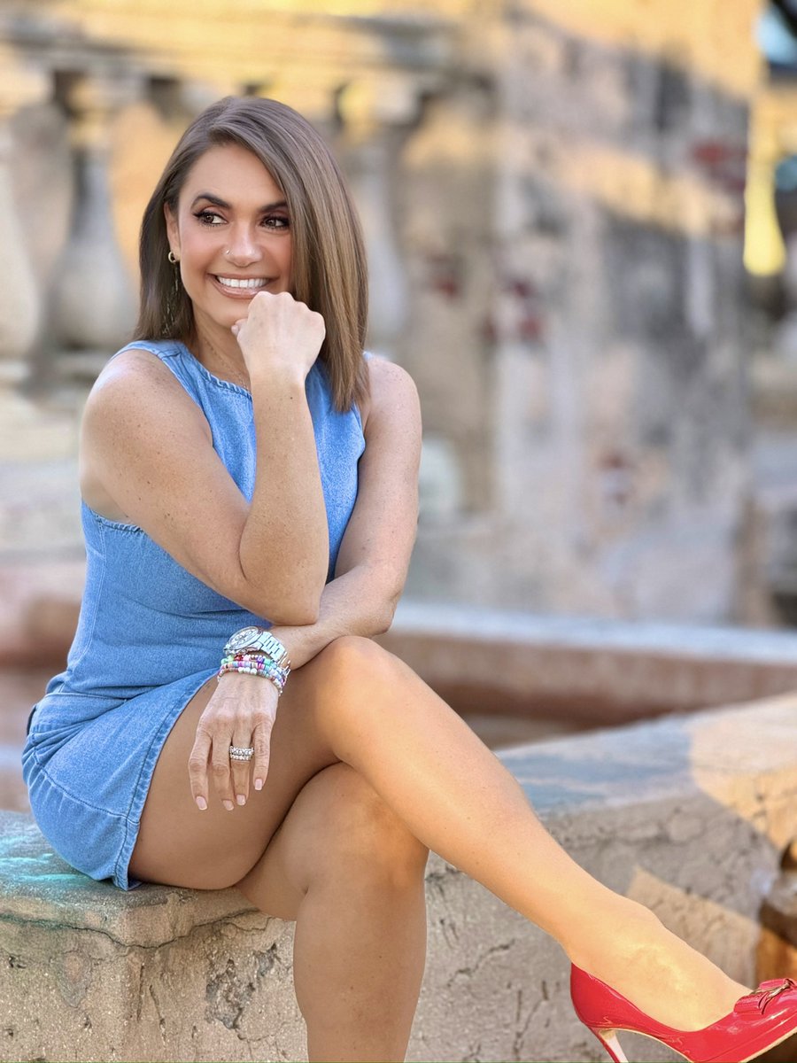 MenchacaOficial's tweet image. ¡Ánimo que ya es viernes mis corazones! 😍💃🏻💞
. 
. 
.
.
. 
#tvhost #entretenimiento #host #telemundo #televisión