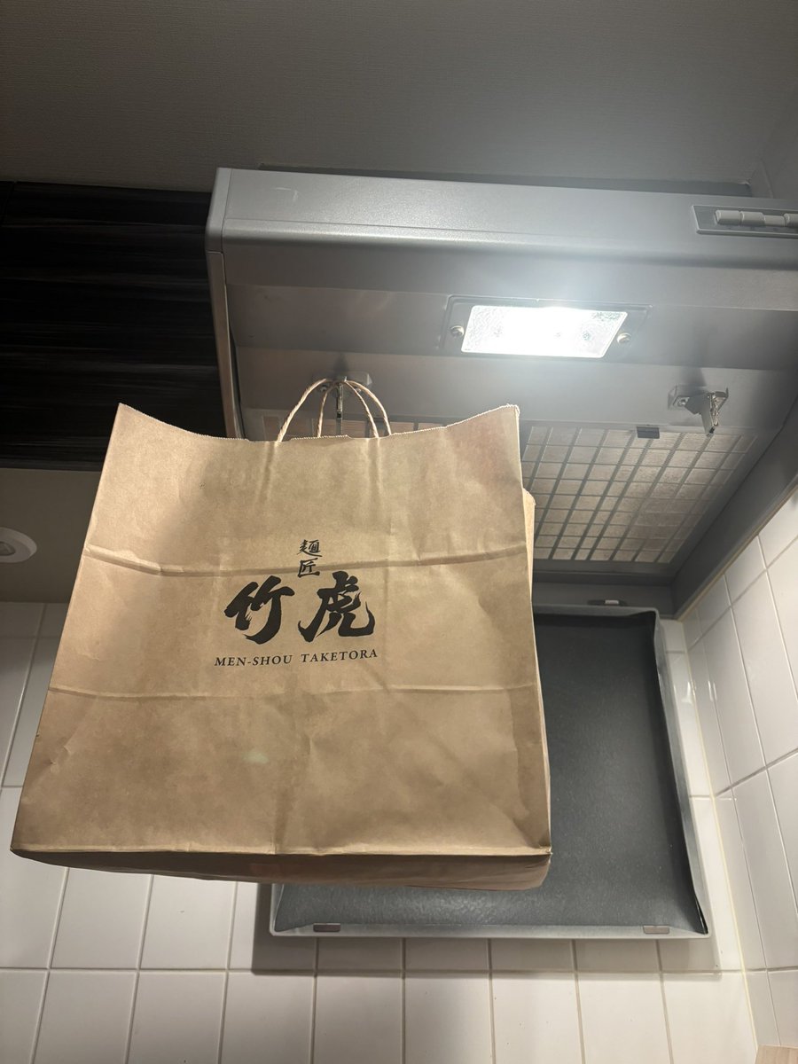 携帯も2度変わったよ、
でも忘れられずにいます、まだ

月を2人ぼーっと眺めたりして
恋をしてた頃、のことを。