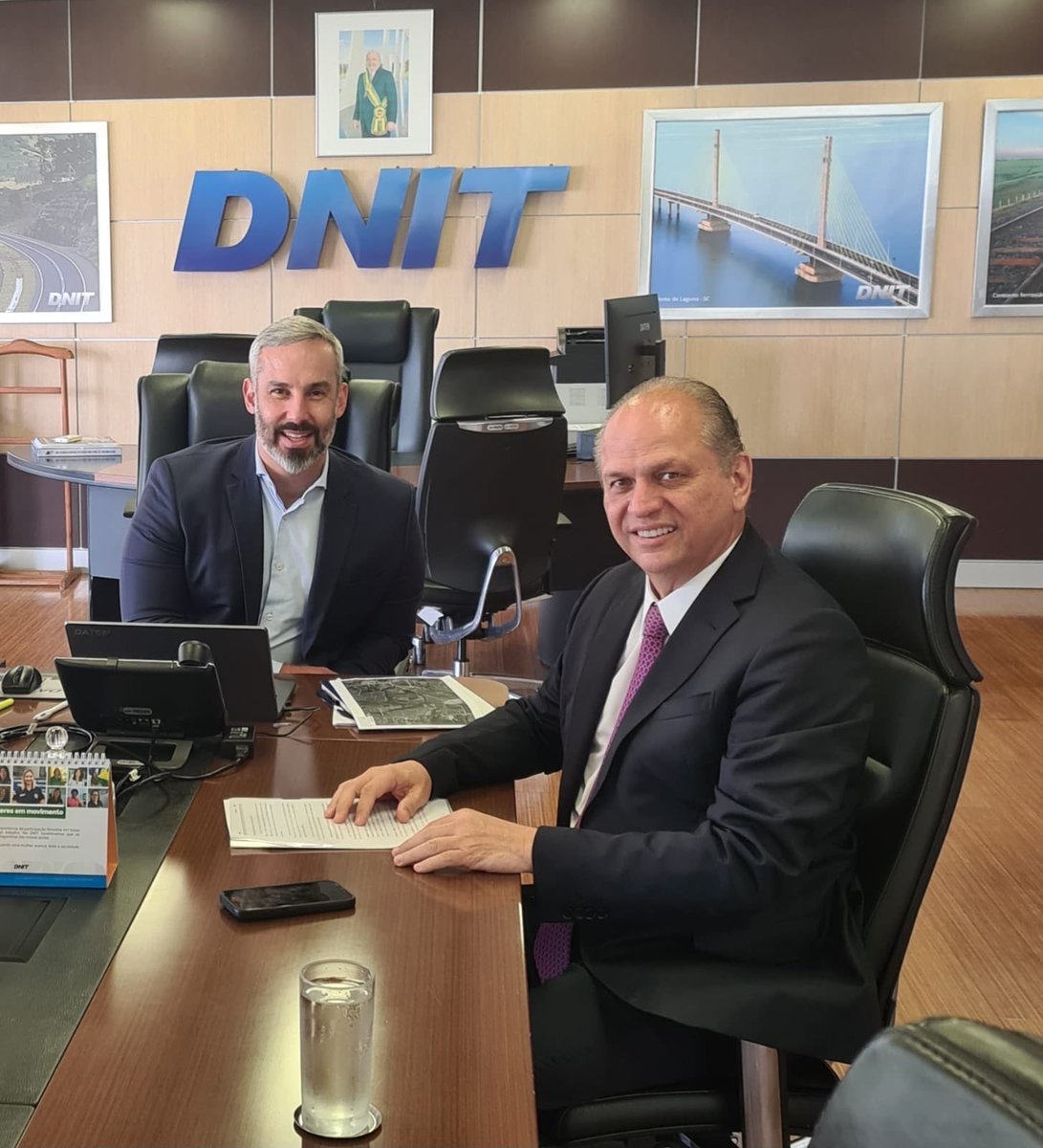 Quarta feira estive no DNIT com o Fabricio diretor geral, para agradecer a aprovação do projeto executivo do contorno sul metropolitano de Maringa e autorização para inicio das obras  e para tratar do rebaixamento da linha férrea  de Sarandi .  Maringa agradece.