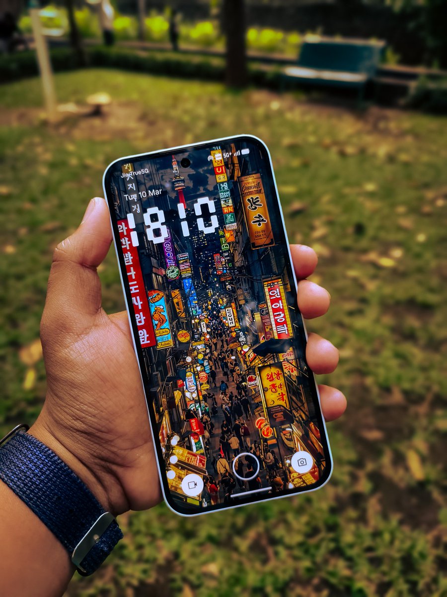 Display 📱

It’s a sharper 6.78" 1.5K AMOLED display with a 120Hz refresh rate and up to 4,500 nits peak brightness for HDR. It gets plenty bright outdoors.

The bezels are symmetrical, but they are still thick.