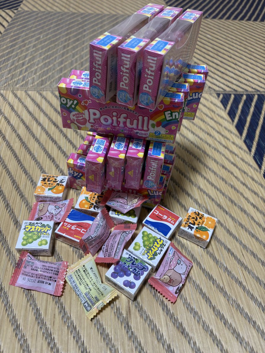 hensachi60's tweet photo. 大量のお菓子を持ち帰ってきたので入手経路を確認したところゲーセンの戦利品とのことでした
これ系って飴玉一つ取るのも簡単じゃないのに全取りしてる人初めて見た… https://t.co/zBVA8DFqin