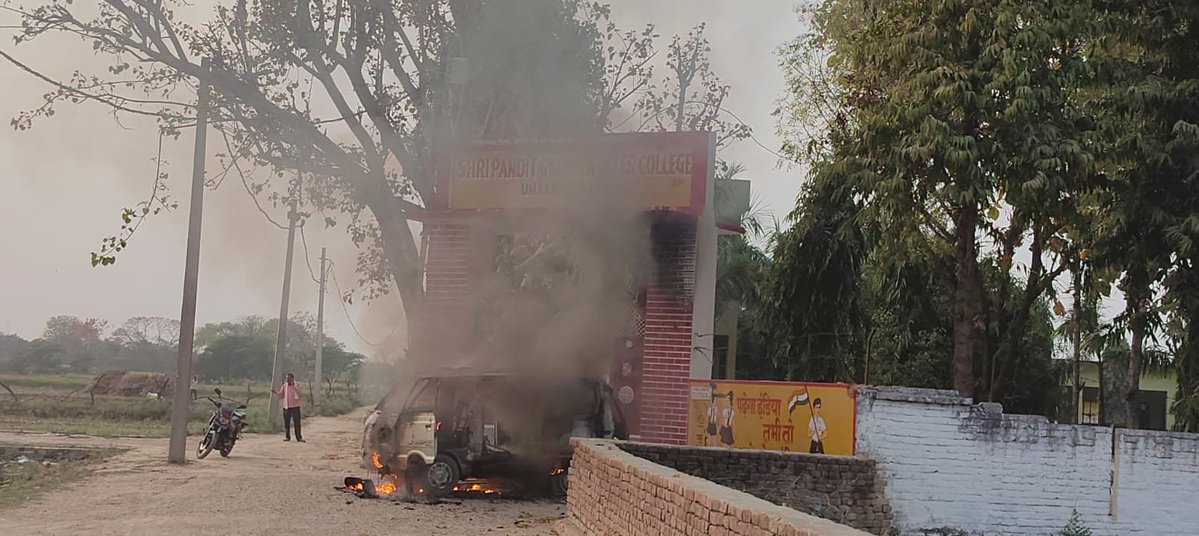 bstvlive's tweet image. औरैया: गैस रिफिलिंग के दौरान कार में लगी आग

➡सब्जी मंडी के पास घटना से अफरा-तफरी
➡फायर ब्रिगेड ने कड़ी मशक्कत से बुझाई आग
➡एरवा कटरा थाने के उमरैन कस्बे का मामला

#Auraiya #FireIncident #GasRefilling @auraiyapolice