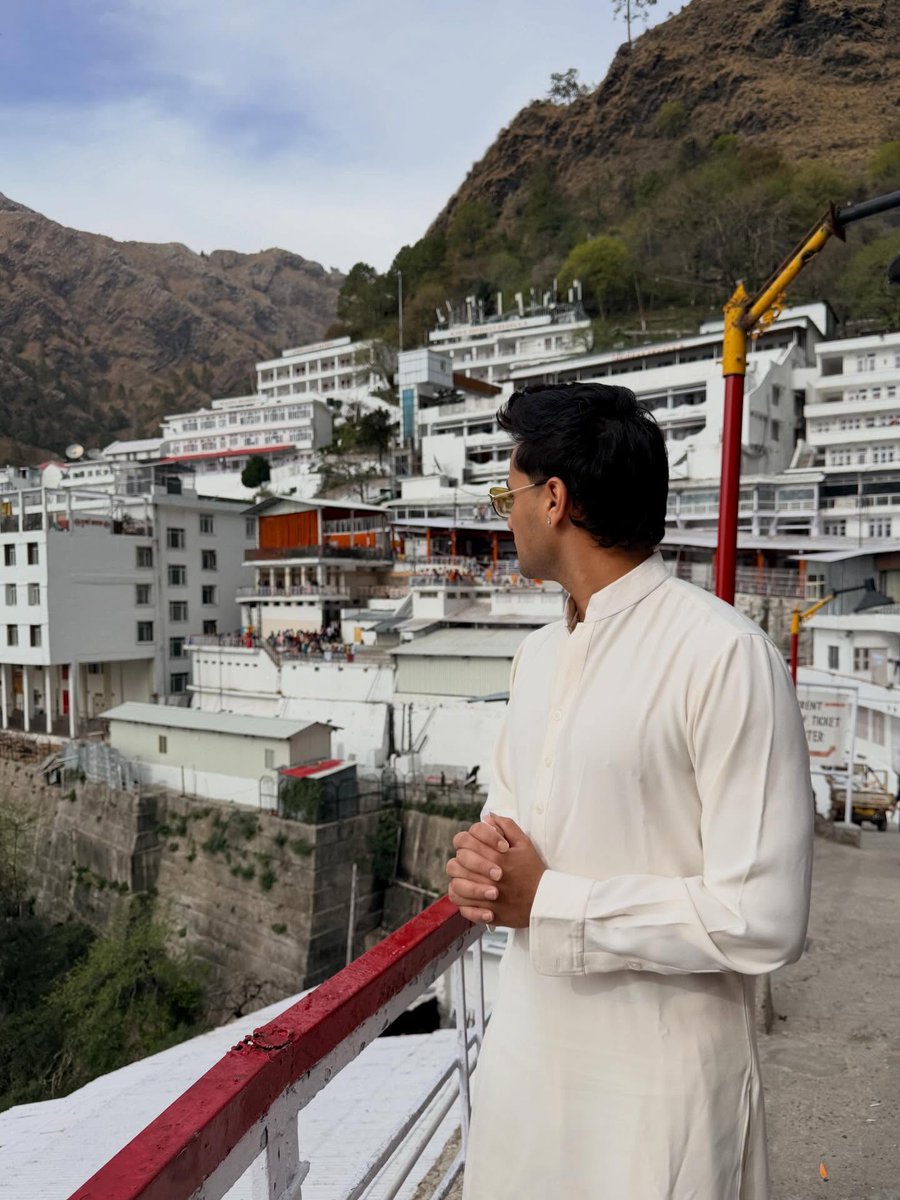 Cricket_live247's tweet photo. Abhishek Sharma seeking blessings at Vaishno Devi Temple in Jammu &amp; Kashmir after winning the T20 World Cup. 🙏 https://t.co/2zqJnNXnDO
