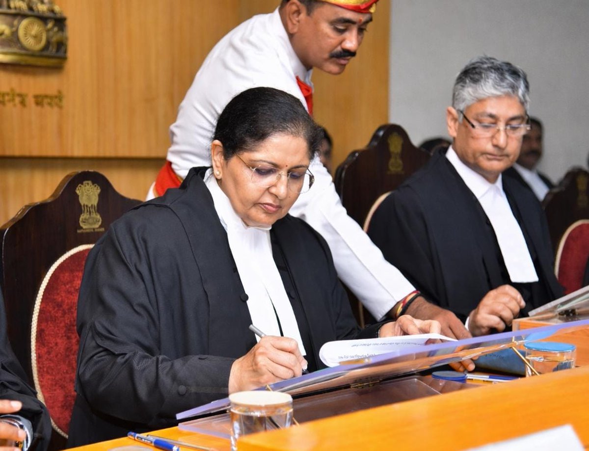 NewsMeter_In's tweet photo. #Amaravati:

Justice #LisaGill assumes charge as a #judge of the #AndhraPradesh #HighCourt after being transferred from the #Punjab & #Haryana High Court.

A native of #Chandigarh and #PunjabUniversity alumna, she began #legal practice in 1990 and became a judge in 2014. 

With Chief Justice Dhiraj Singh Thakur set to retire in April, she is likely to become the first woman #ChiefJustice of the AP High Court.