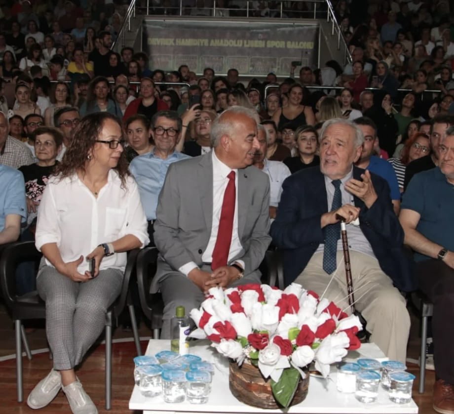 cetob67's tweet photo. Cumhuriyet tarihimizin yetiştirdiği en kıymetli tarihçilerin başında gelen İlçemizde Ağırlamaktan onur ve gurur duyduğum  İlber ORTAYLI hocamızı kaybetmenin derin üzüntüsünü yaşıyorum

Ortaylı’ya Allah’tan rahmet, kederli ailesine ve tüm sevenlerine başsağlığı dilerim. https://t.co/0KfYeqOxjR