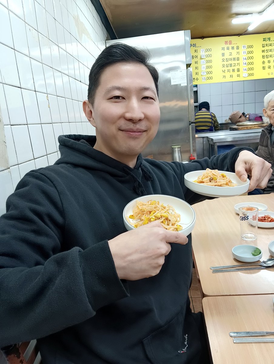 TajiriBuzzsaw's tweet image. 今宵。シホさんが「ここで晩御飯にしましょう！」と指定してきたのは、なんと昨夜たまたまオレが入った焼き魚の店だった。「え？そうだったんですか！豆もやしがいちばんうまい店を調べたらここだったので！」。オレ、持ってるわ。　　

#PWS
#九州プロレス
#qpro