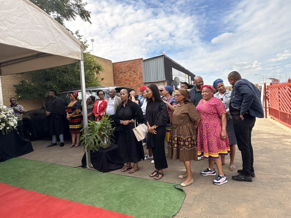 masitengmakgala's tweet photo. The family of the late Mosiuoa Lekota has arrived at Twilight funeral home. #sabcnews #sabcfs #Lekota https://t.co/WPNQ4l6JVo