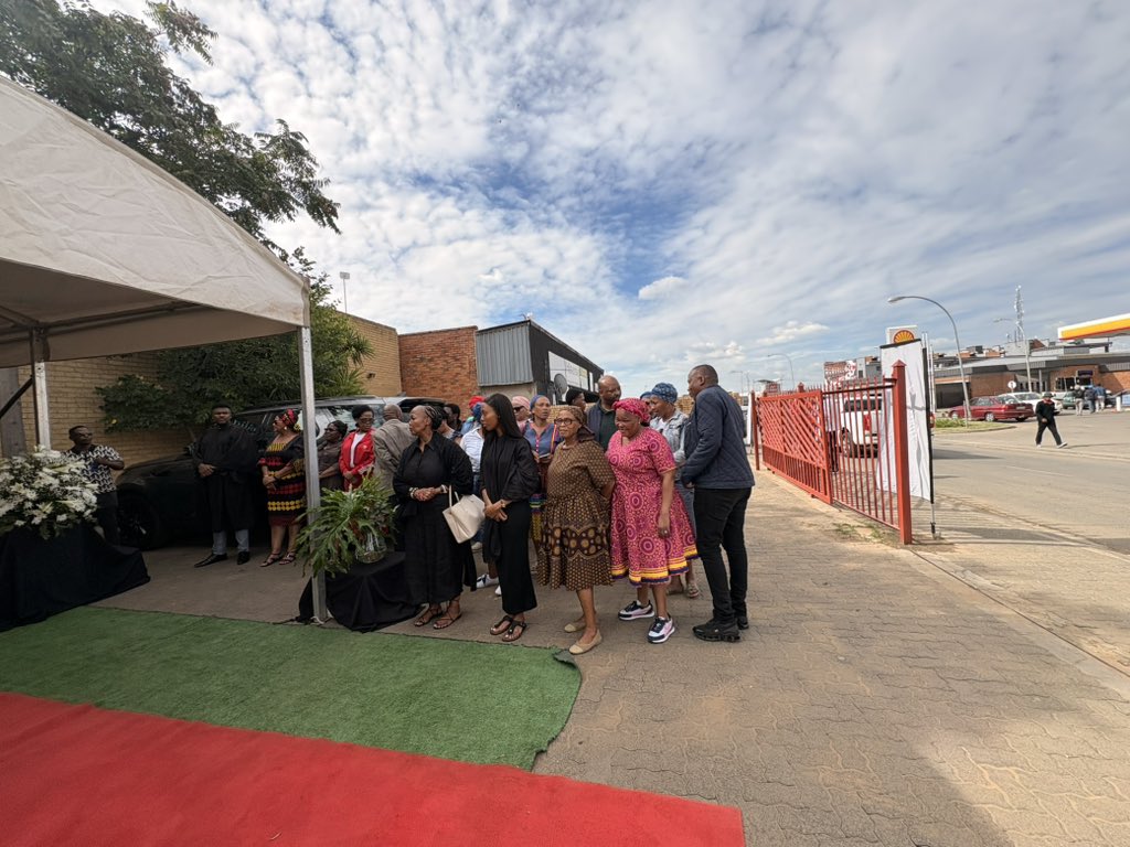 masitengmakgala's tweet photo. The family of the late Mosiuoa Lekota has arrived at Twilight funeral home. #sabcnews #sabcfs #Lekota https://t.co/WPNQ4l6JVo