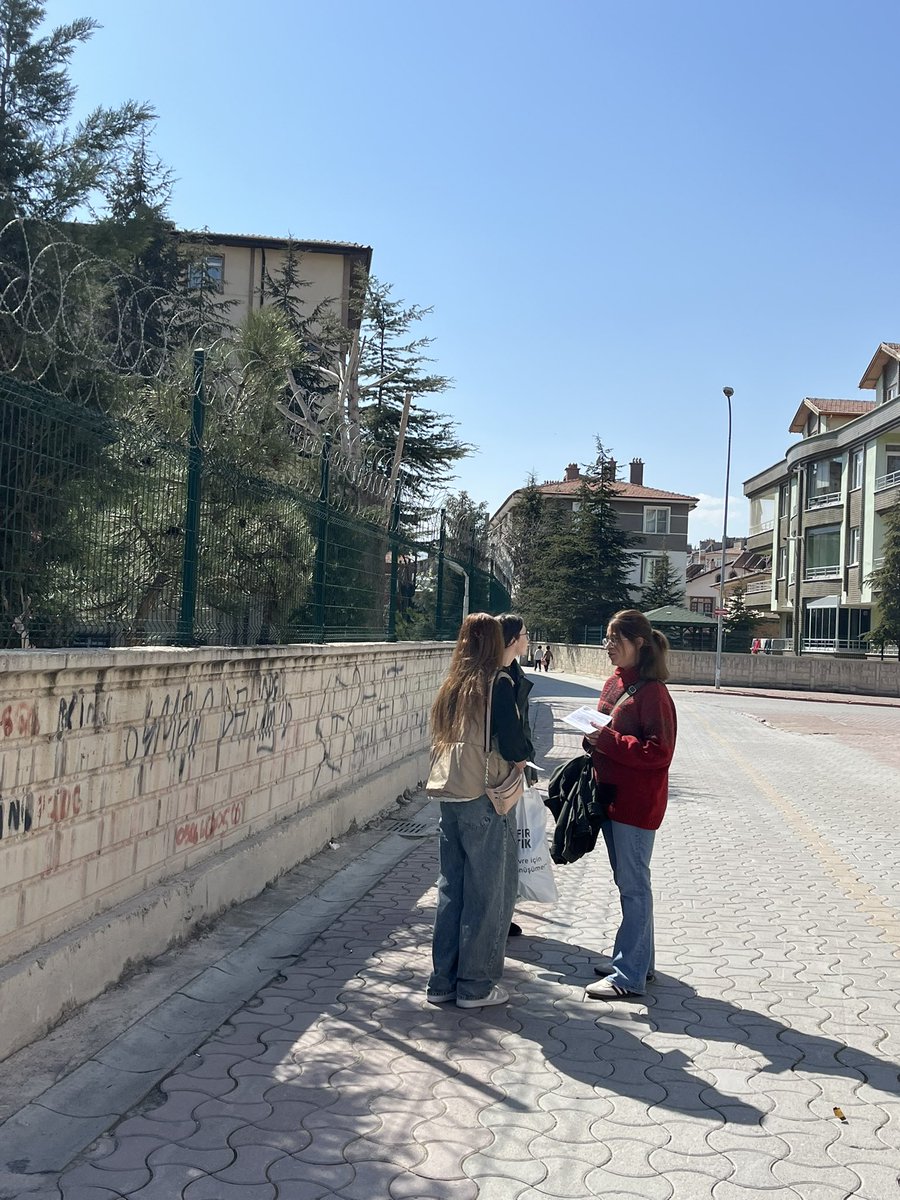 Bugün Mevlana Kız KYK Yurd’unun  yakınlarında bildiri çalışmamızı yaptık. 

Yurtlarda yaşadığımız problemlere sessiz kalmamak ve örgütlü mücadeleyi büyütmek için aramıza çağırıyoruz.