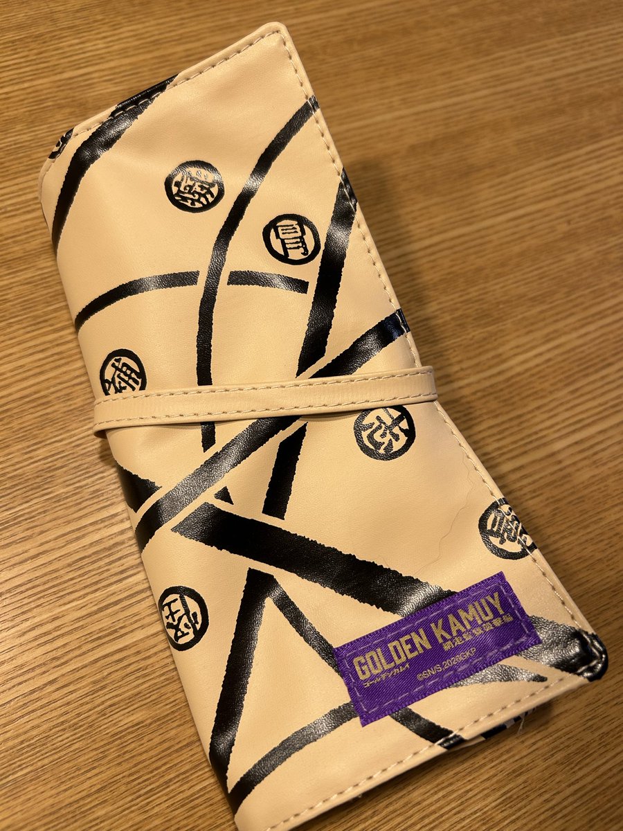 ehg95cTCCot's tweet photo. 映画グッズのペンケース、思わず買ってしまった。
畳んで、縛って、持ち運ぶなんて刺青人皮そのものじゃん。 https://t.co/aKIENhGkSO