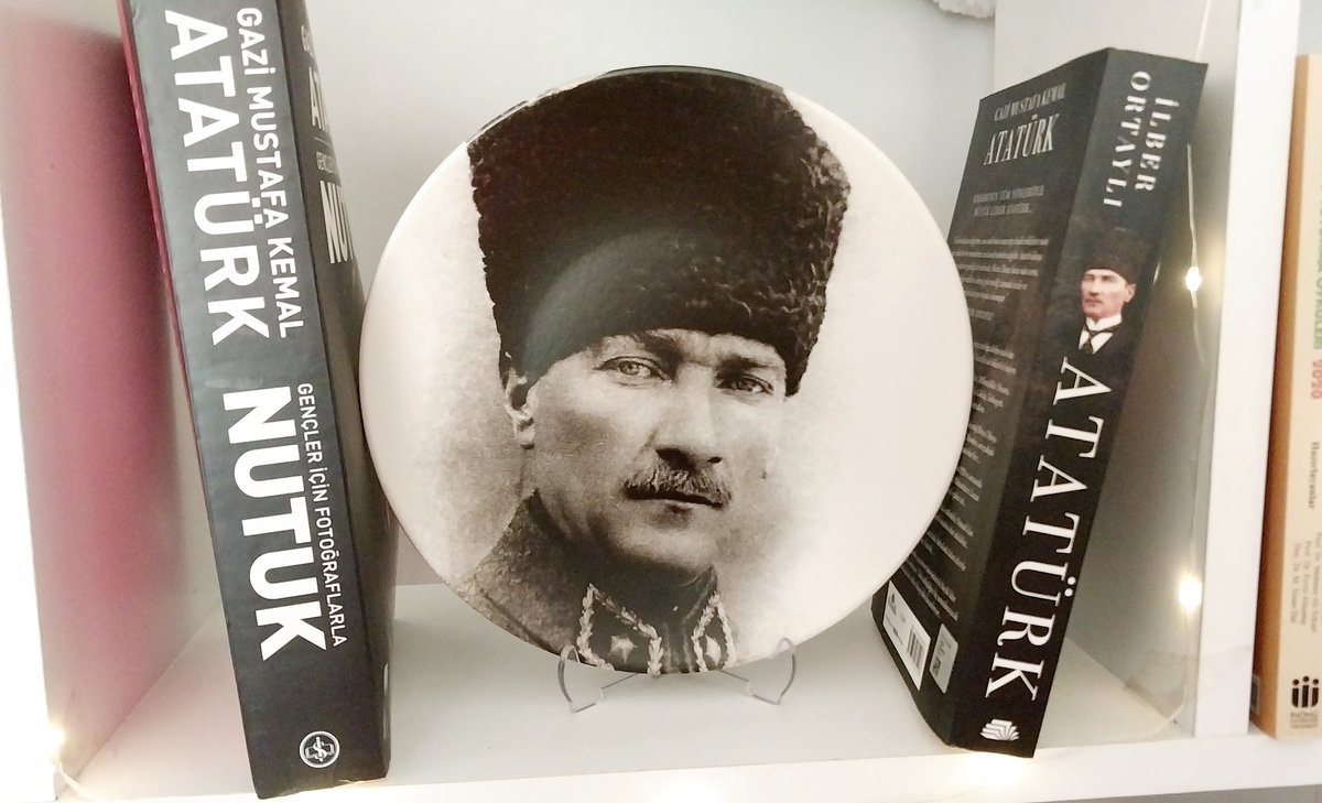 NurayDeri's tweet photo. Milletimizin başı sağ olsun.
'Fikirler ölmez' derdi.
Fikrin gibi sönmez, sonsuz ışıklarda uyuyasın kıymetli insan. 
#ilberortaylı 🇹🇷 https://t.co/E6rGyZQigB