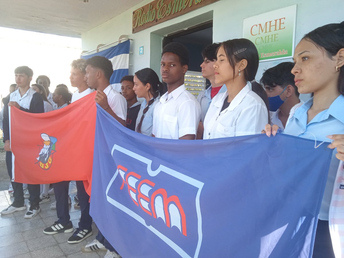 Radio Esmeralda informa/ En conmemoracion al dia de la prensa cubana realizan asalto a la Emisora Municipal los estudiantes del Preuniversitario 8 de Octubre y representantes de las diferentes organizaciones politicas y de masas del territorio.