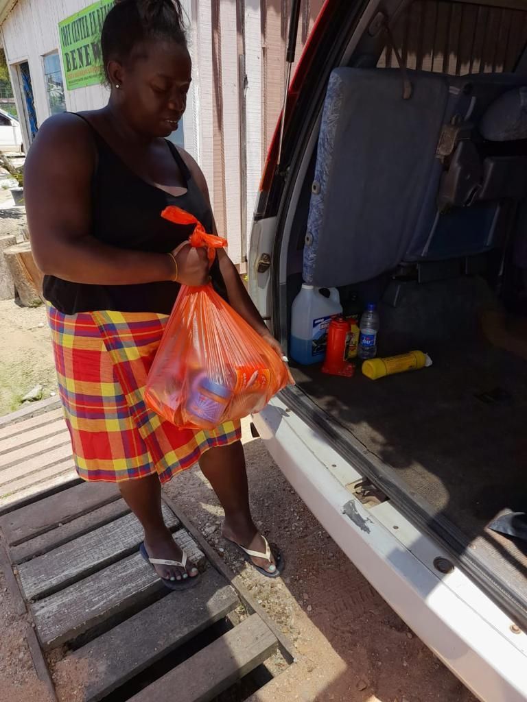 Een jonge vrouw in Brownsweg (Brokopondo) ontving een levensmiddelenpakket
Voedselhulp in het binnenland blijft hard nodig

Wil jij een gezin of oudere steunen?
#doneervoedselpakket op stichting-corantijn.nl/geef/
(‘Geef voor VOEDSELPAKKETTEN’)

#samensterkinsuriname #samengoeddoen