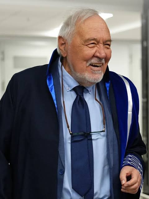 Senin bu ülkeye yaptıkların, hayatın, bilgin bizlere anlattığın tarihe sığmaz hocam. Uğurlar olsun, mekanın cennet olsun. Ülkemizin başı saolsun…