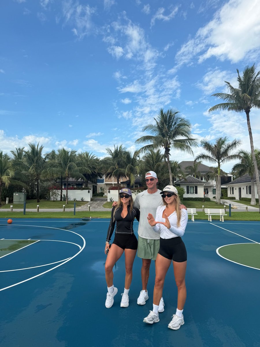 Hanna Cavinder tweet media